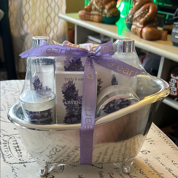 Body & Earth Lavender Bath Gift Set in a Cute Bathtub 🛀 NWT 🐰 Cruelty Free! - Picture 3 of 14